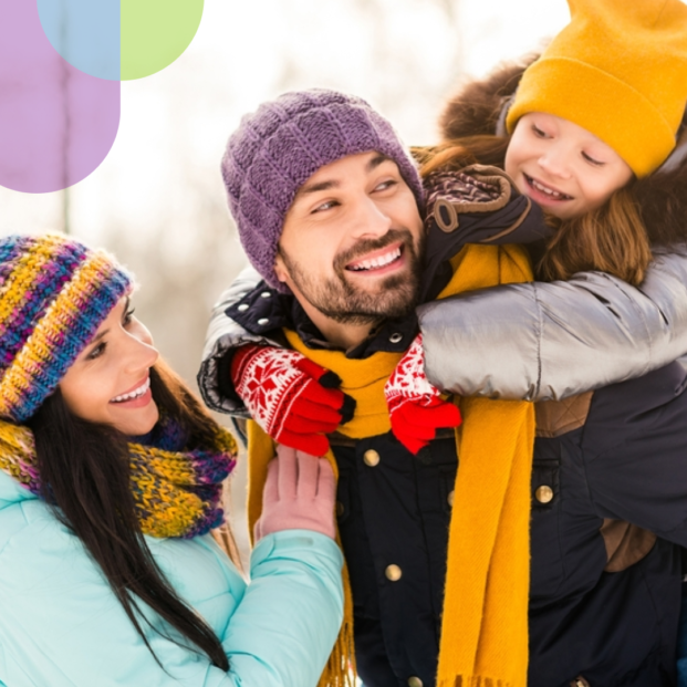 Familia disfrutando de un día de invierno en la nieve