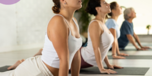 Mujeres practicando yoga