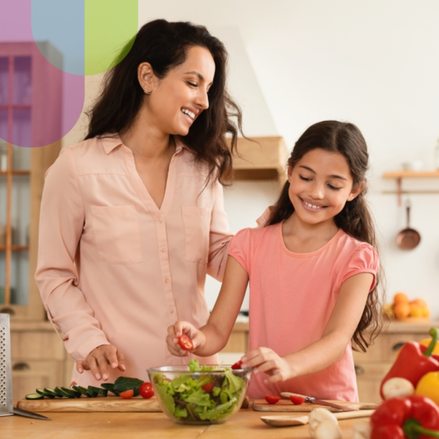 madre e hija cocinando