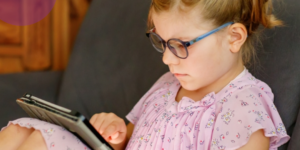 niña jugando con una tablet