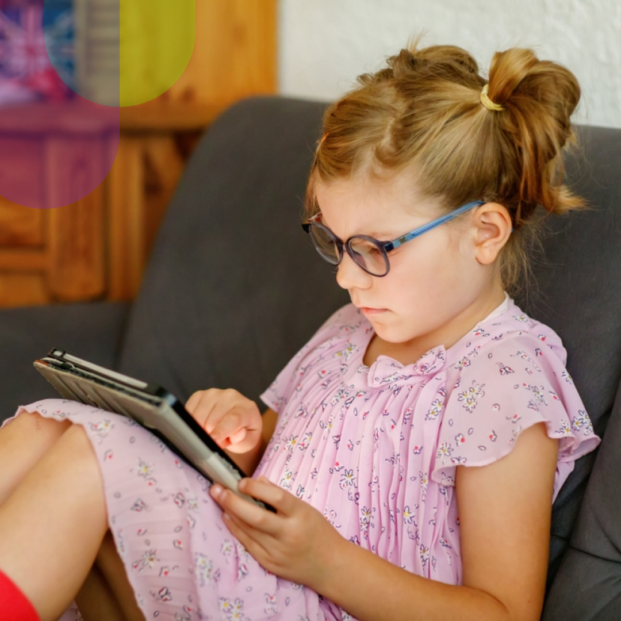 niña jugando con una tablet