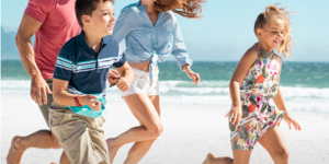 familia disfrutando de un día en la playa