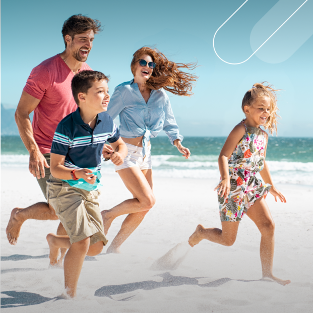 familia disfrutando de un día en la playa