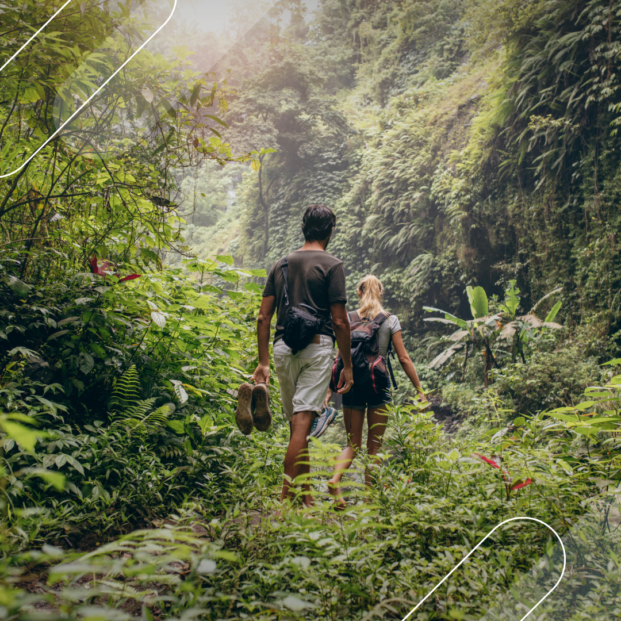 Imagen de una pareja hombre mujer caminando por un paisaje selvático