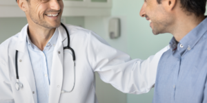 medico de cabecera en consultorio atendiendo a un paciente