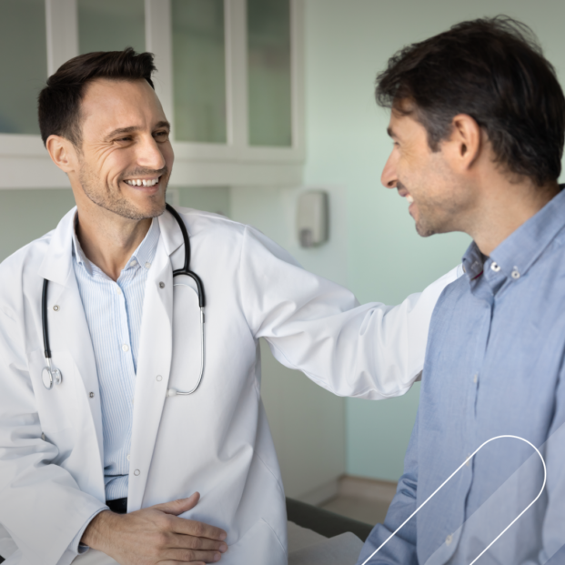 medico de cabecera en consultorio atendiendo a un paciente