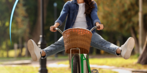 una mujer de aspecto saludable y feliz anda en bicicleta cubierta por un escudo que la protege de unos virus