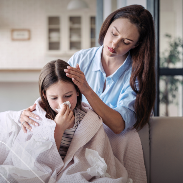 madre atendiendo a hija en estado gripal