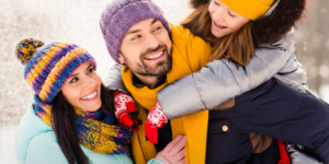 familia con ropa abrigada disfruta de un día de invierno en la nieve