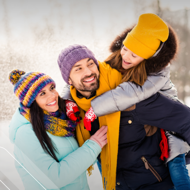 familia con ropa abrigada disfruta de un día de invierno en la nieve