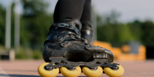 imagen de las piernas de una persona practicando rollers al aire libre