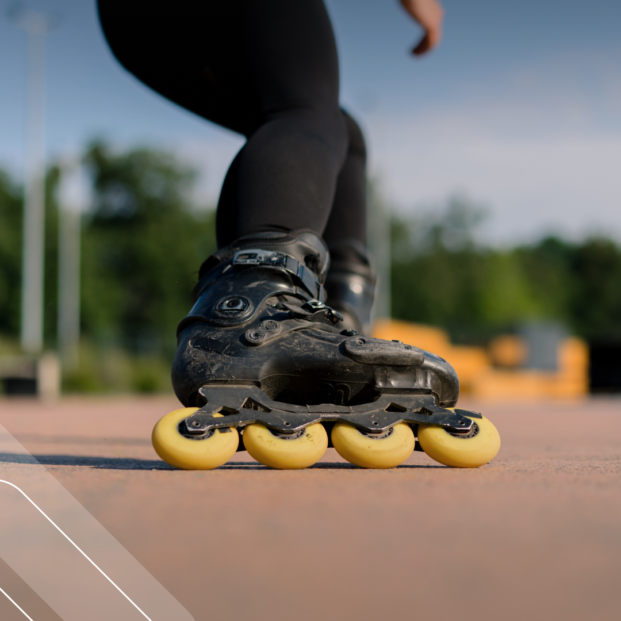 imagen de las piernas de una persona practicando rollers al aire libre