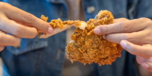 plano medio de una persona comiendo comida frita