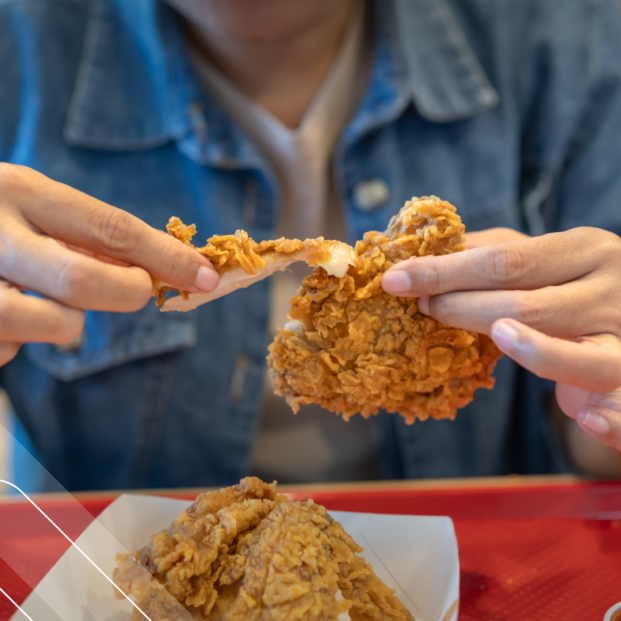 plano medio de una persona comiendo comida frita