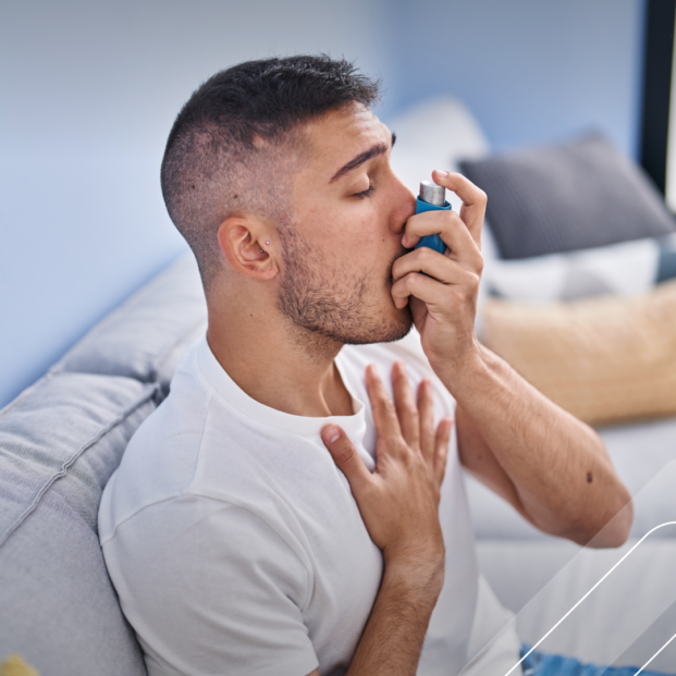 hombre con asma utilizando un inhalador