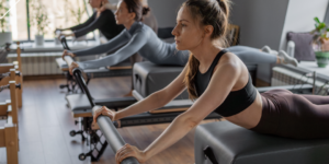 personas practicando pilates en una clase